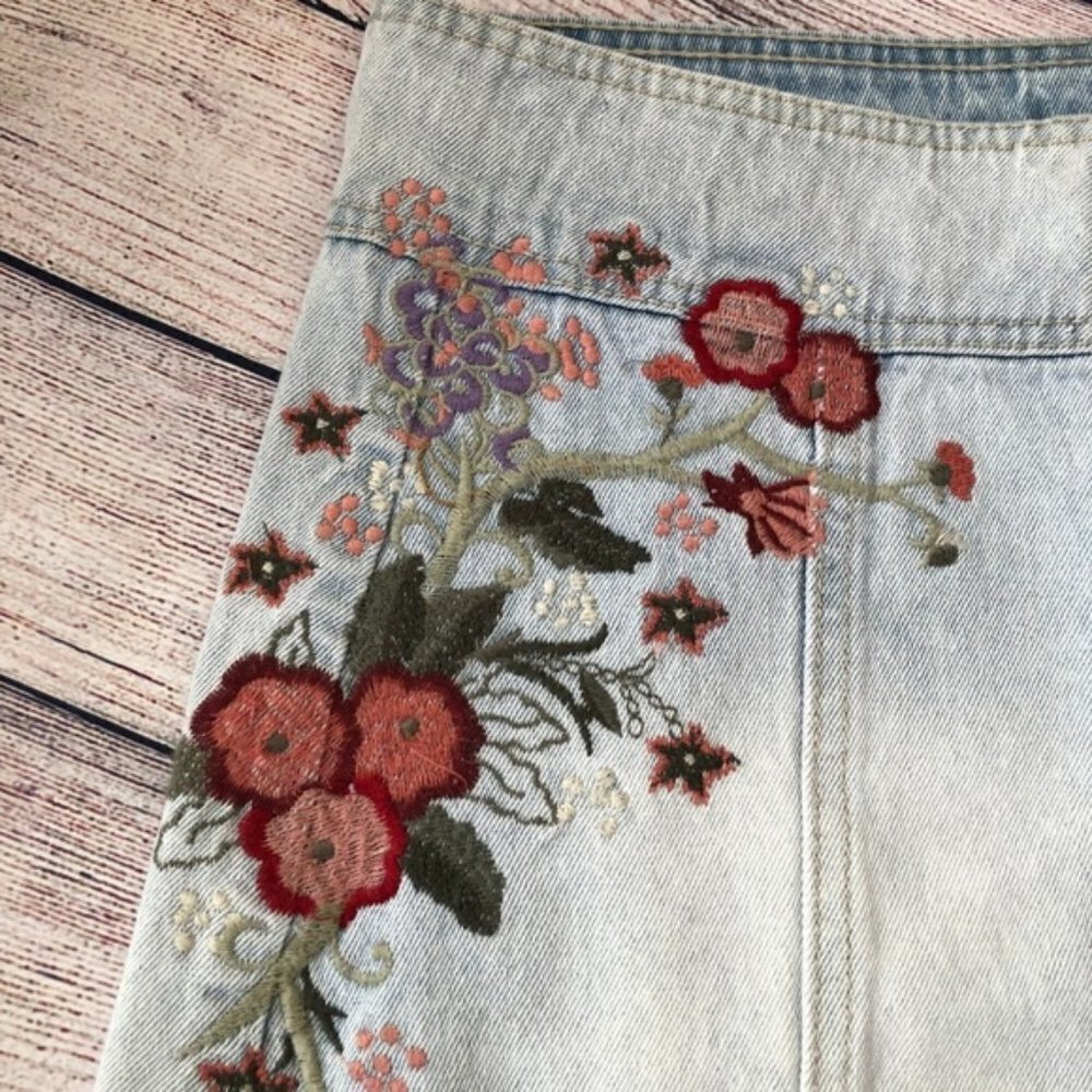 NWT C P Jeans Denim Floral Embroidered Skirt Sz 9 - Picture 2 of 4